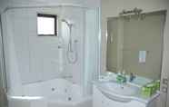In-room Bathroom 2 Kaikoura Gateway Motor Lodge