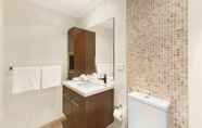 In-room Bathroom 6 Checkers Resort & Conference Centre