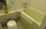 Toilet Kamar 5 Hotel Forest Hongo