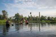 สระว่ายน้ำ WelcomHeritage Gurkha Houseboats