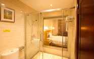 Toilet Kamar 2 Ying Ge Hai Holiday Hotel