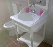 In-room Bathroom 4 Rocce Azzurre