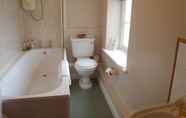 Toilet Kamar 5 Manor Farm B & B