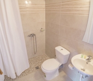 Toilet Kamar 7 Corfu Aquamarine Hotel