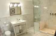 In-room Bathroom 7 Vista LIC Hotel, BW Premier Collection