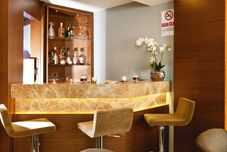 บาร์ คาเฟ่ และเลานจ์ Emerald Hotel