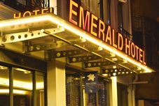 ภายนอกอาคาร Emerald Hotel