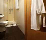 ห้องน้ำภายในห้อง 7 Hotel DAH - Dom Afonso Henriques