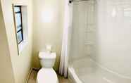 Toilet Kamar 7 Niagara's Best Inn