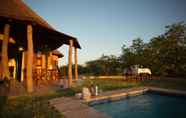 สระว่ายน้ำ 7 Mopane Bush Lodge