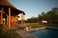 สระว่ายน้ำ Mopane Bush Lodge