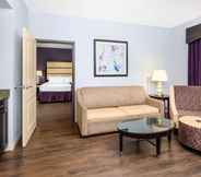 Common Space 5 La Quinta Inn & Suites by Wyndham Hinesville - Fort Stewart