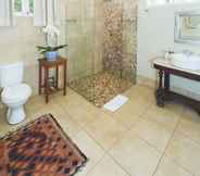 Toilet Kamar 4 Osborne House - Guest House