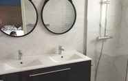 In-room Bathroom 6 Logis Hotel et Restaurant Le Galion Canet Plage