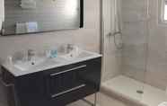 In-room Bathroom 5 Logis Hotel et Restaurant Le Galion Canet Plage