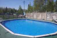 Swimming Pool Fundy Rocks Motel and Chocolate River Cottages