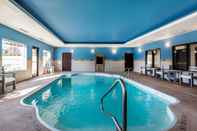 Swimming Pool Comfort Inn & Suites near Bethel College