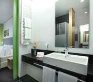 Toilet Kamar 3 Lindner Hotel Frankfurt Sportpark, part of JdV by Hyatt