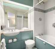 In-room Bathroom 7 Days Inn by Wyndham Lockerbie Annandale Water