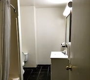 Toilet Kamar 7 Regal Inn & Suites