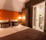 Bedroom 2 Hotel La Reine