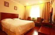 Bedroom 2 GreenTree Inn JiNan Bus Terminal Station Express Hotel