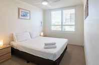 Kamar Tidur Crystal Beachfront Apartments