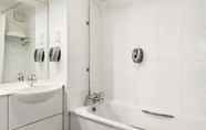 In-room Bathroom 6 Days Inn by Wyndham Kendal Killington Lake