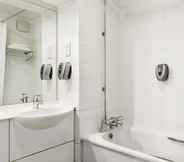 ห้องน้ำภายในห้อง 6 Days Inn by Wyndham Kendal Killington Lake