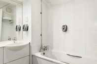 In-room Bathroom Days Inn by Wyndham Kendal Killington Lake