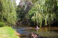 Kolam Renang Alpine Riverside Cottages