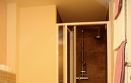 In-room Bathroom 5 Trevi Hotel