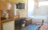 Toilet Kamar 7 Lake Front Motel