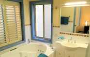 Toilet Kamar 6 Al Mare Beachfront Retreat