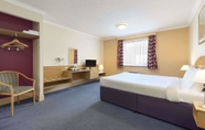 Bedroom 7 Days Inn by Wyndham Watford Gap