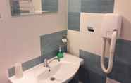 In-room Bathroom 6 Motivi Hotel
