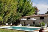 Swimming Pool Château des Salles