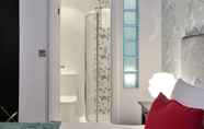 In-room Bathroom 3 Notting Hill by CAPITAL