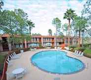 Kolam Renang 7 GreenTree Hotel & Extended Stay I-10 FWY Houston, Channelview, Baytown