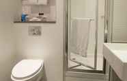 In-room Bathroom 6 DoubleTree by Hilton Hotel London -Tower of London