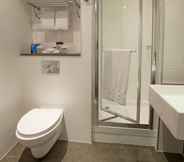 In-room Bathroom 6 DoubleTree by Hilton Hotel London -Tower of London