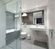 In-room Bathroom 5 DoubleTree by Hilton Hotel London -Tower of London