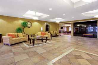 Lobby 4 La Quinta Inn & Suites by Wyndham Bismarck