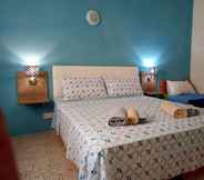 Kamar Tidur 6 Tarona Guesthouse