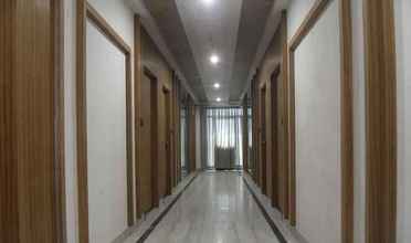 Lobi 4 ADB Rooms Hotel Surabhi International