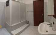 Toilet Kamar 4 Come Inn Sesimbra