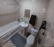 In-room Bathroom 3 Hotel UMAR