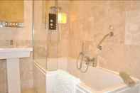 In-room Bathroom Bove Town House