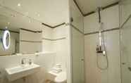 In-room Bathroom 6 Apartments Christina im Design Vosteen