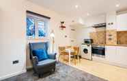 Kamar Tidur 7 Beautiful Hyde Park Studio Flat